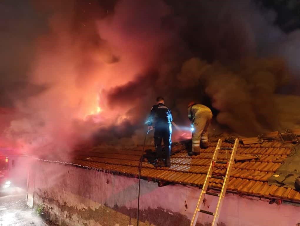 Bursa&rsquo;da 4 dükkan alevlere teslim oldu