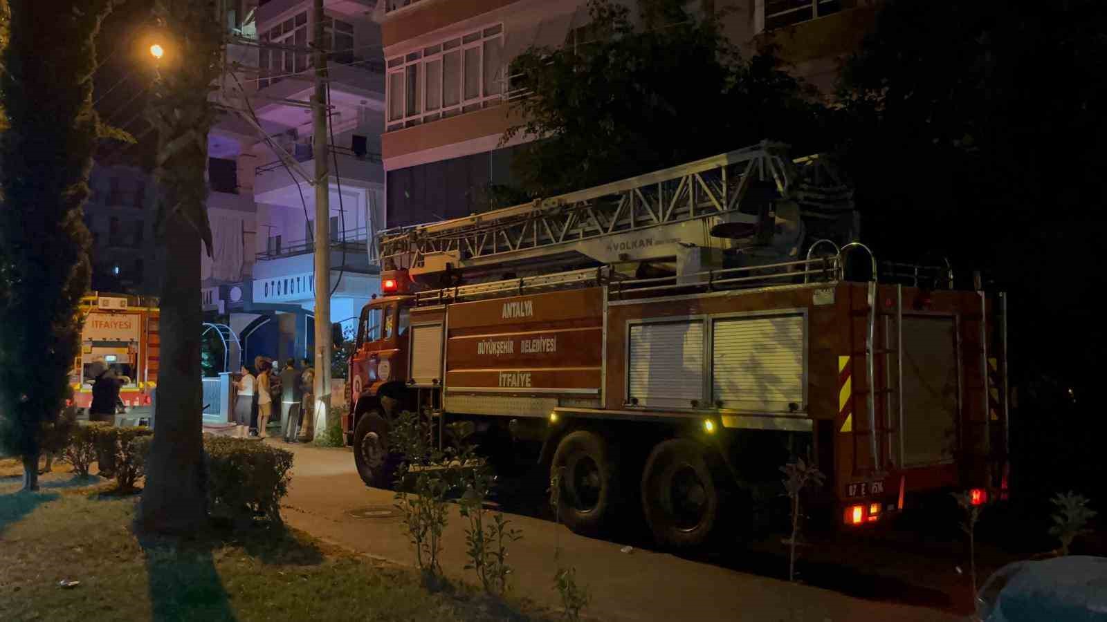 Alanya&rsquo;da 5 katlı binada yangın: 1 kişi hayatını kaybetti
