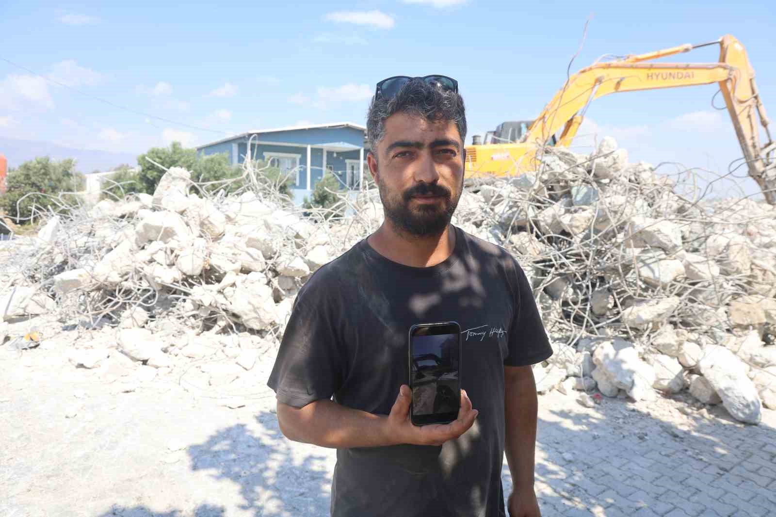 İş makinesiyle gelin arabasının önünü kesen operatör, bahşiş alınca yolu açtı