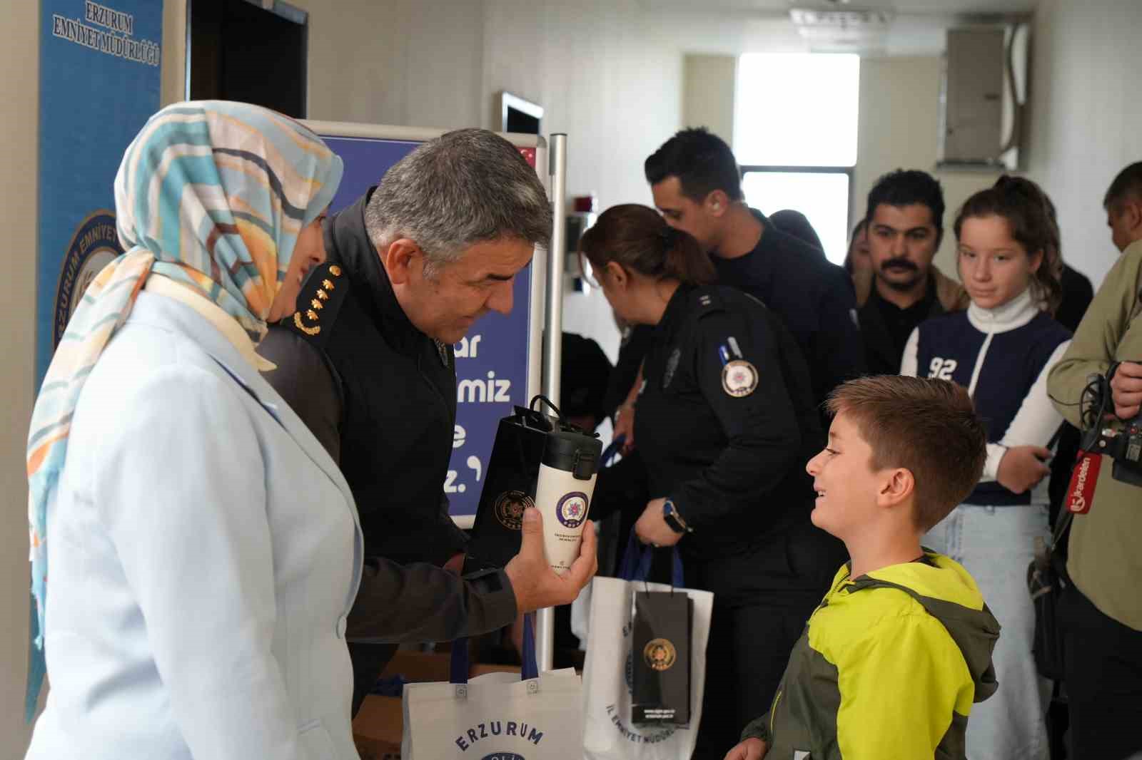 Erzurum polisinden örnek davranış