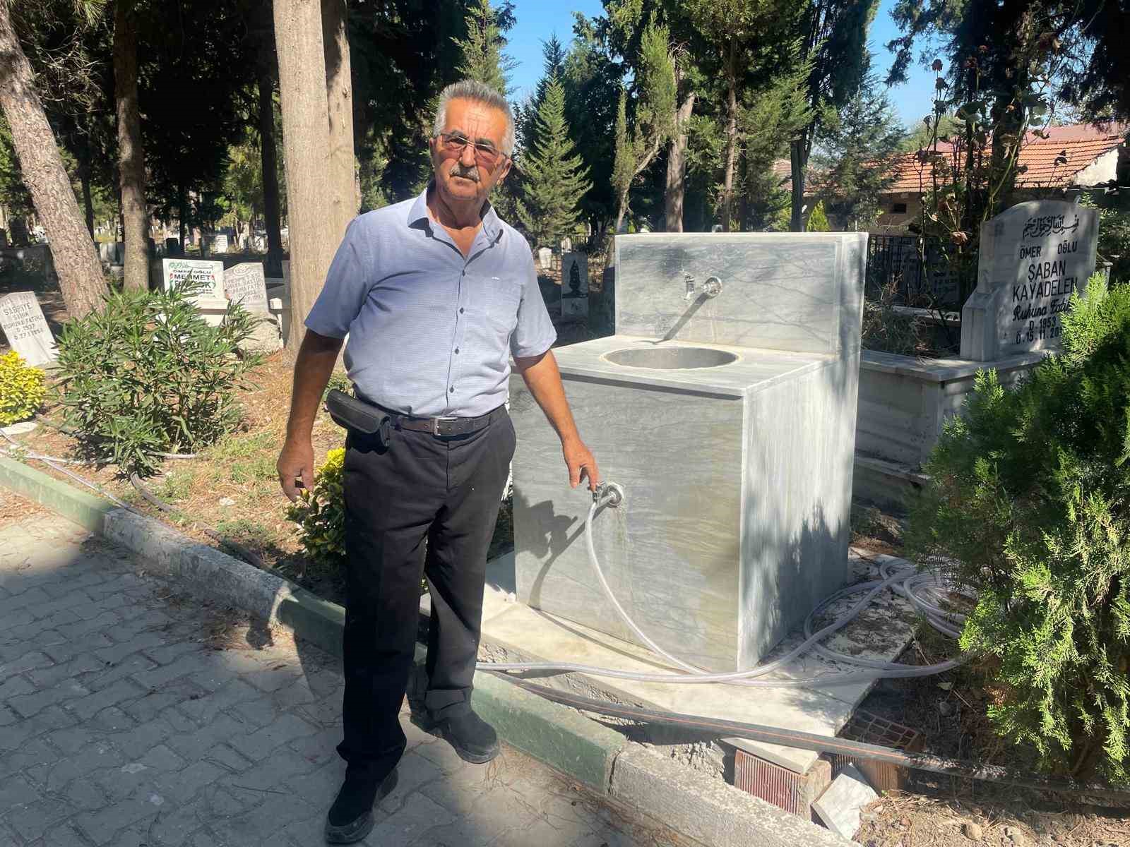 Oğlunu kaybettikten sonra &ouml;mr&uuml;n&uuml; adadığı mezarlığı adeta parka d&ouml;n&uuml;şt&uuml;rd&uuml;
