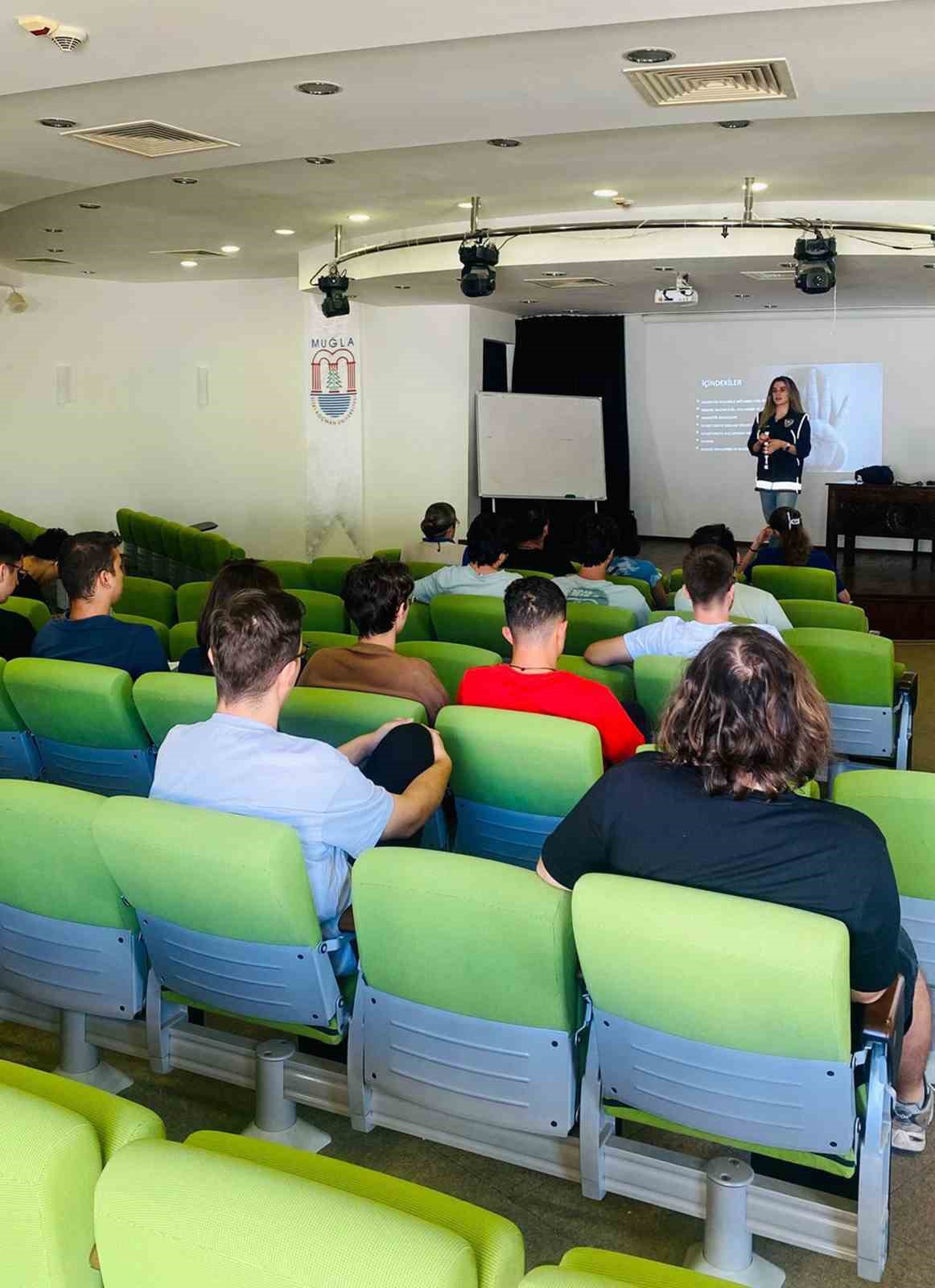 &Uuml;niversite &ouml;ğrencilerine uyuşturucu ile m&uuml;cadele bilgilendirmesi
