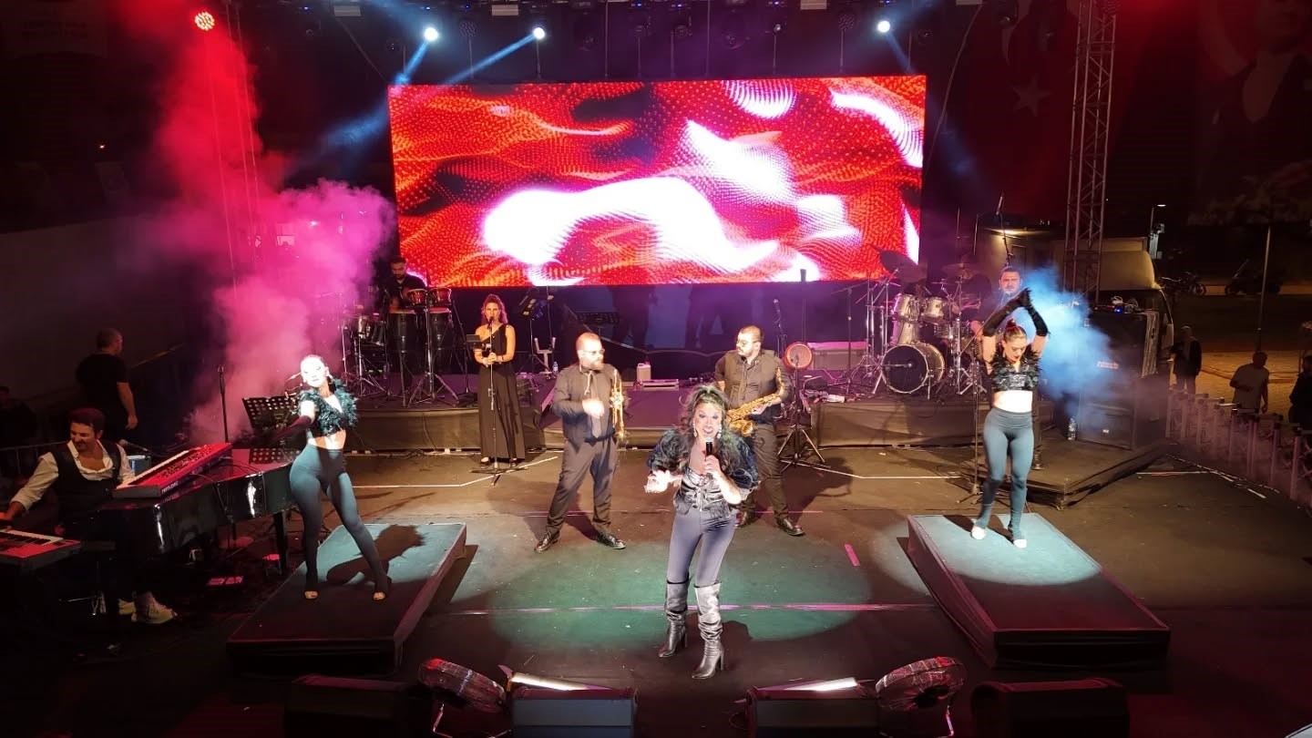 Yenipazarlılar &uuml;nl&uuml; sanat&ccedil;ıyla coştu
