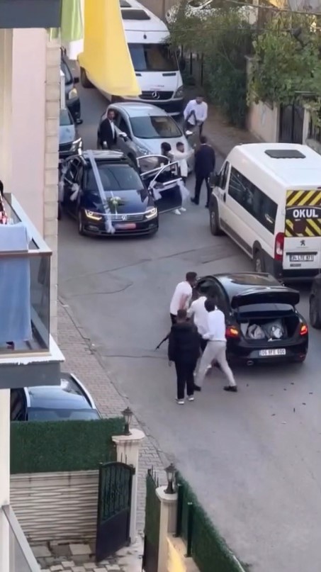 Kartal’da gelin alma merasiminde av tüfeği ve tabancalarla havaya ateş açıldı