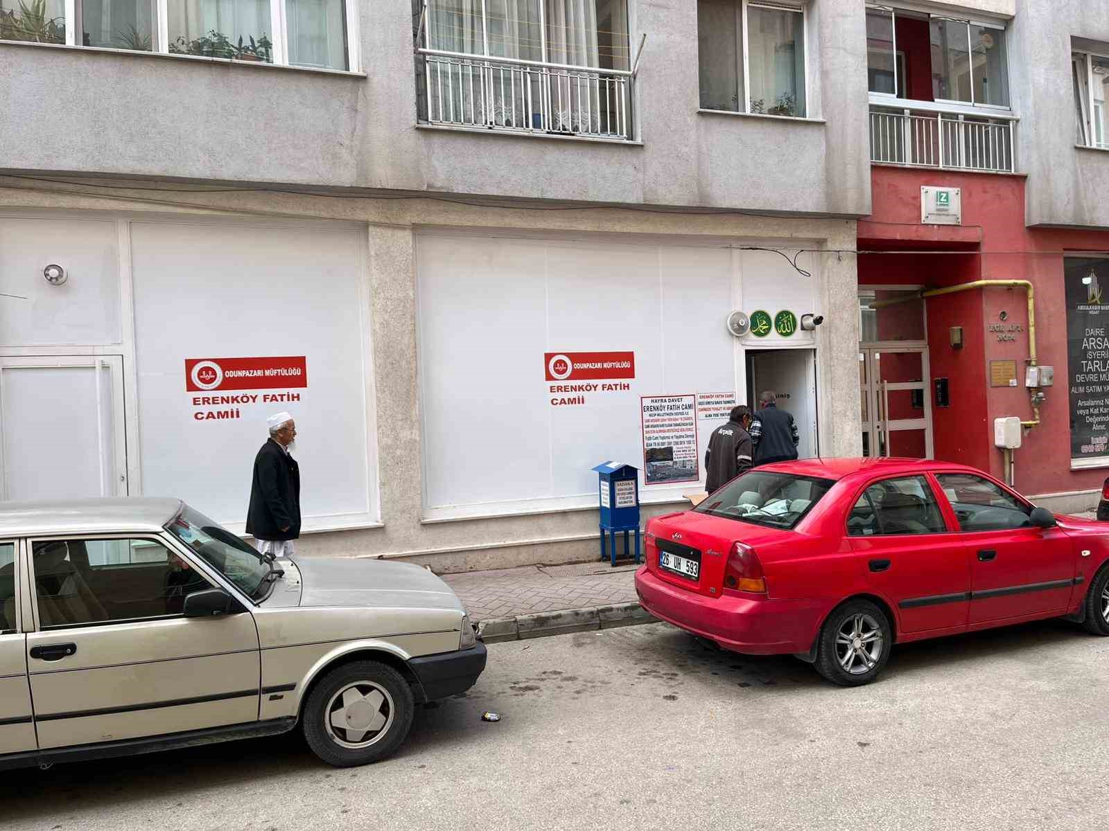 Zemin kattaki eski fitness salonunu camiye çevirdiler