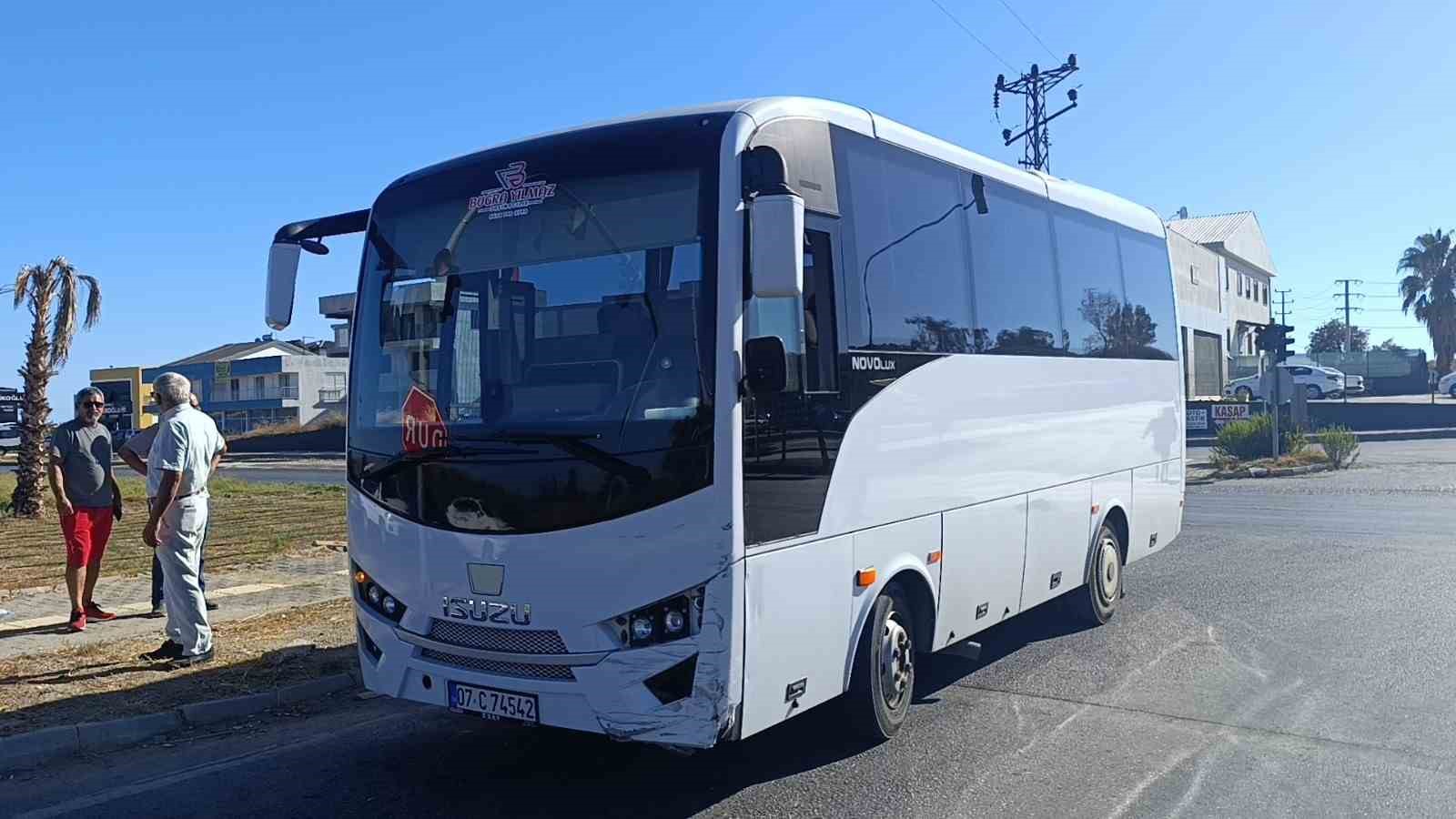 Otel servis midib&uuml;s&uuml;yle &ccedil;arpışan motosikletli yaralandı
