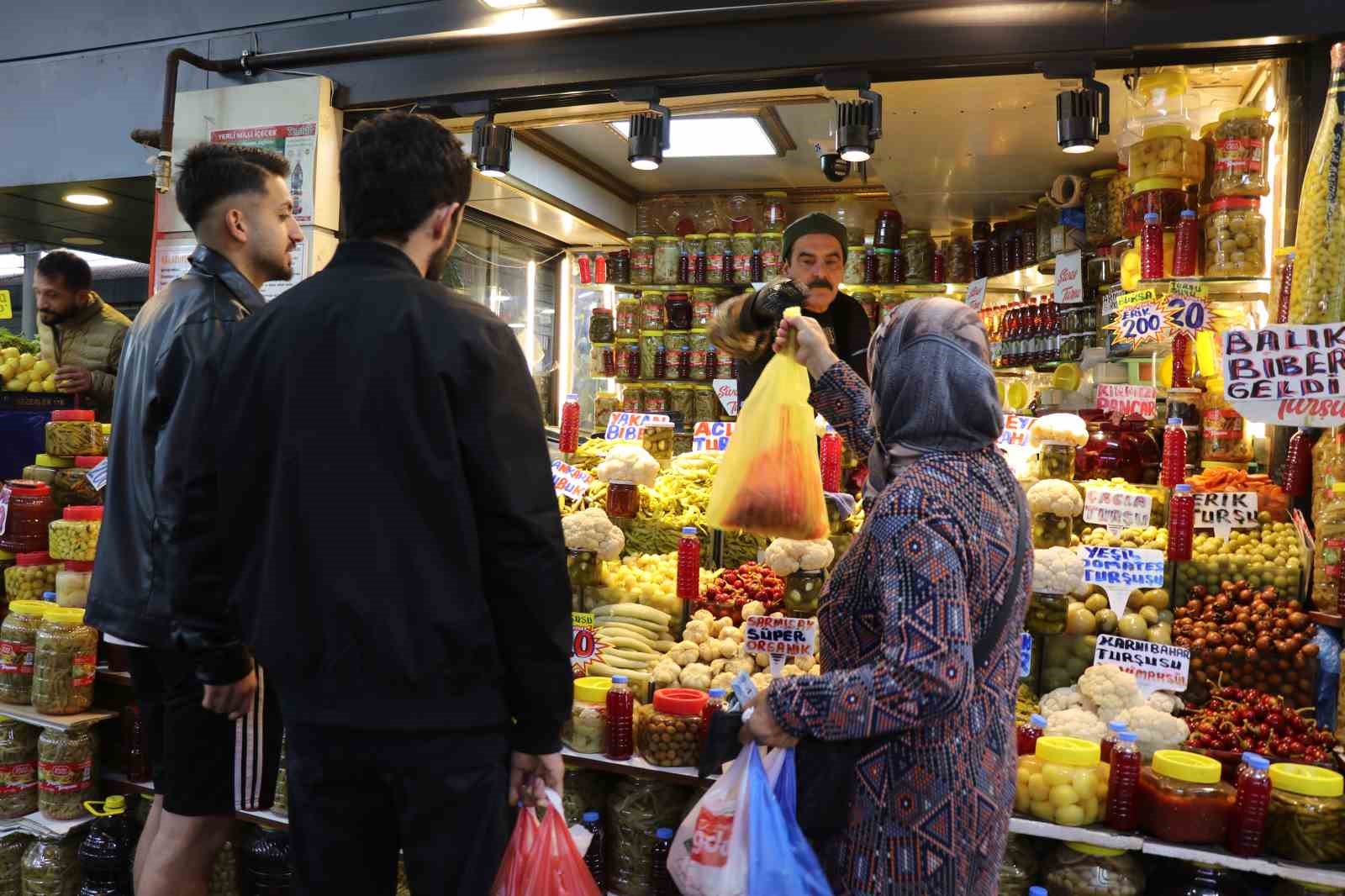 Sofraların vazgeçilmezi turşular, tezgahları renklendirmeye başladı