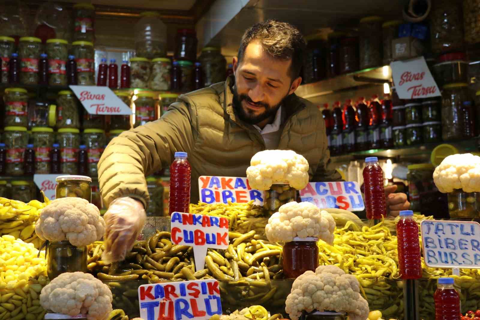 Sofraların vazge&ccedil;ilmezi turşular, tezgahları renklendirmeye başladı
