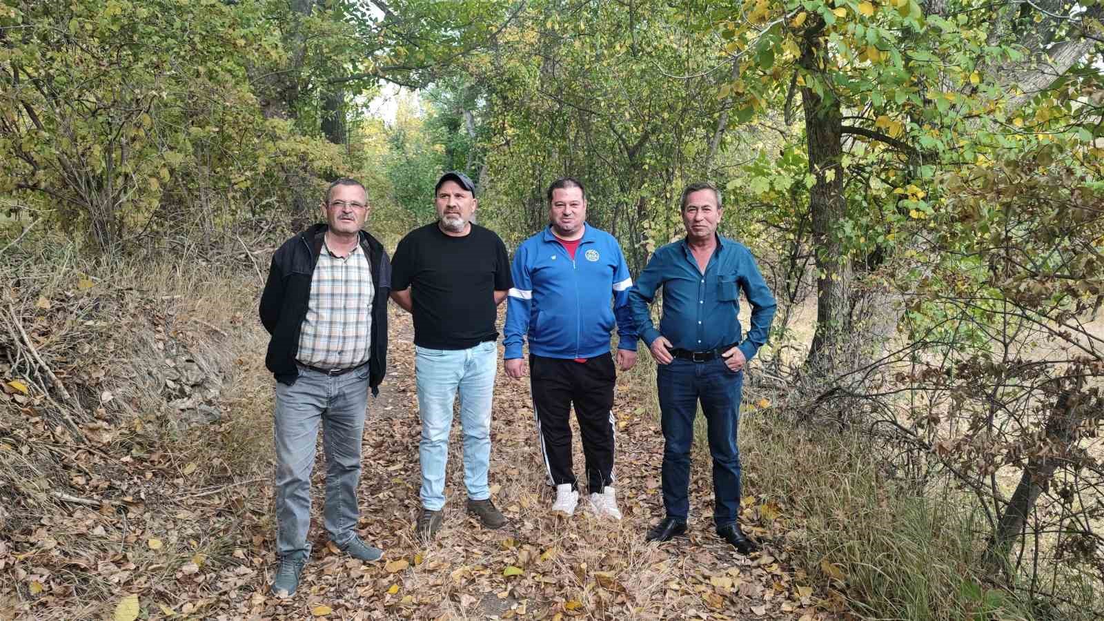 Doğa sonbaharla renklendi, kartpostallık manzara dronla g&ouml;r&uuml;nt&uuml;lendi
