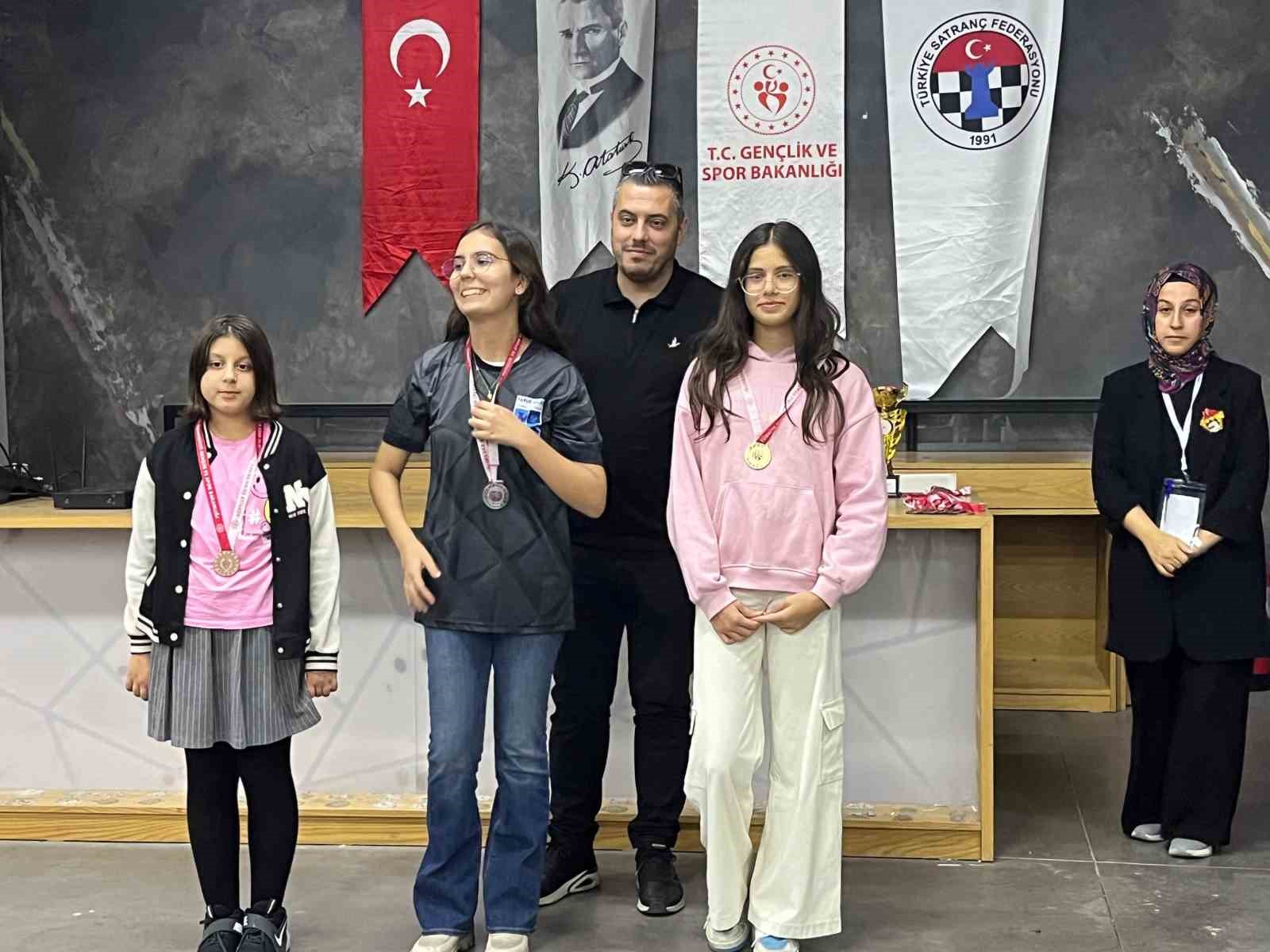 Çeşme Belediyespor genç satranççılarından gururlandıran başarı