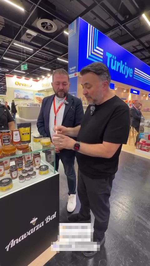 Firari FETÖ’cü, Almanya’da Adana’dan gelen firmanın balını tanıttı