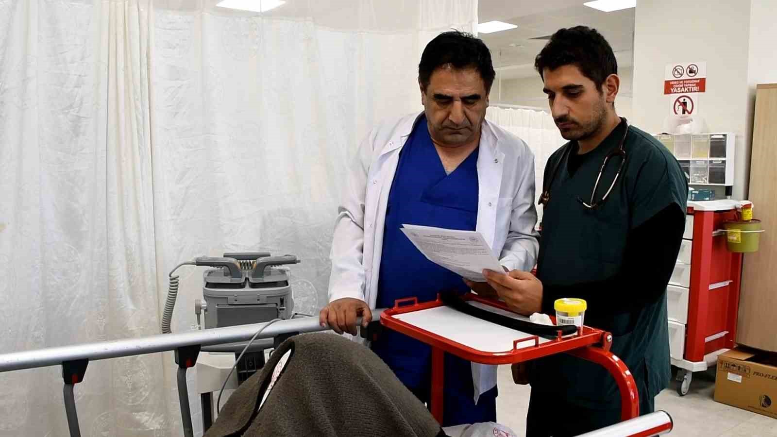 Doktor baba-oğul aynı hastanede hizmet etmenin mutluluğunu yaşıyor