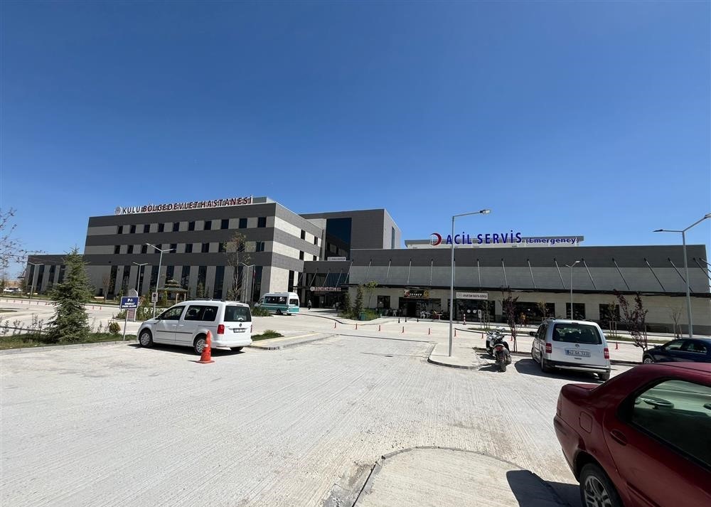 Doktor baba-oğul aynı hastanede hizmet etmenin mutluluğunu yaşıyor
