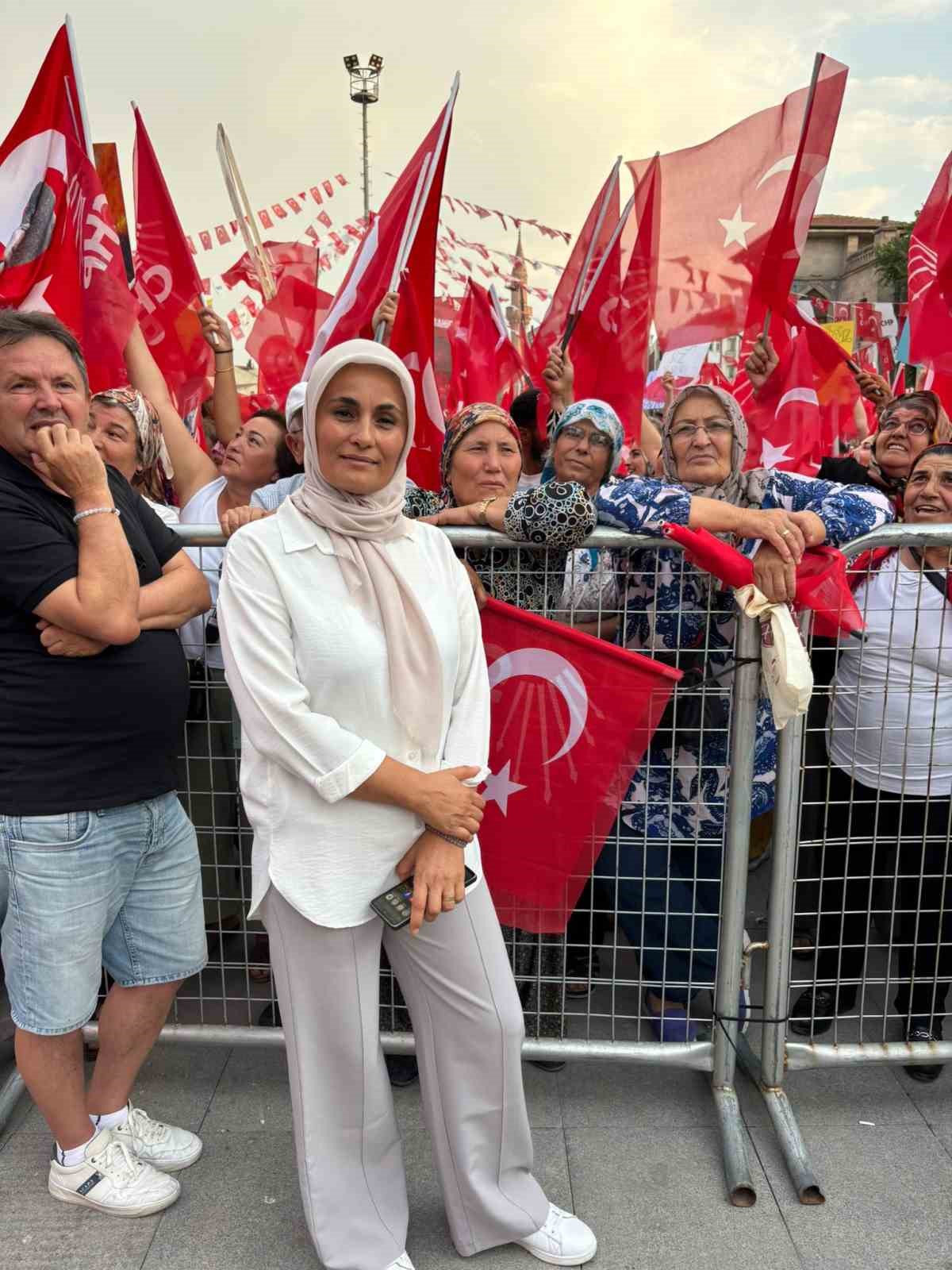 CHP Aksu Kadın Kolları Başkanı Menzil Çakmak görevinden istifa etti