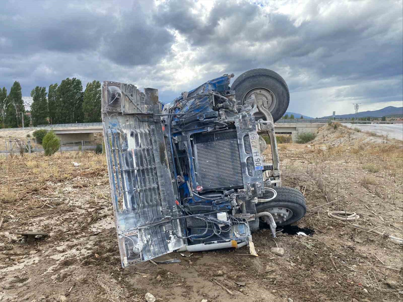 Bilecik’te devrilen tanker sürücüsü yaralandı