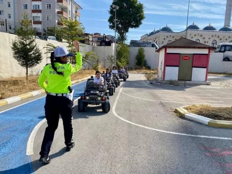 Bilecik’te miniklere trafikte güvenli adımlar eğitimi