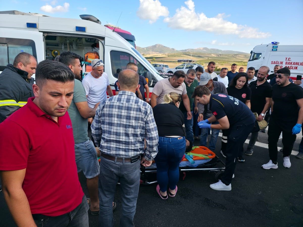 Tankerle, hafif ticari araç çarpıştı: 3 yaralı