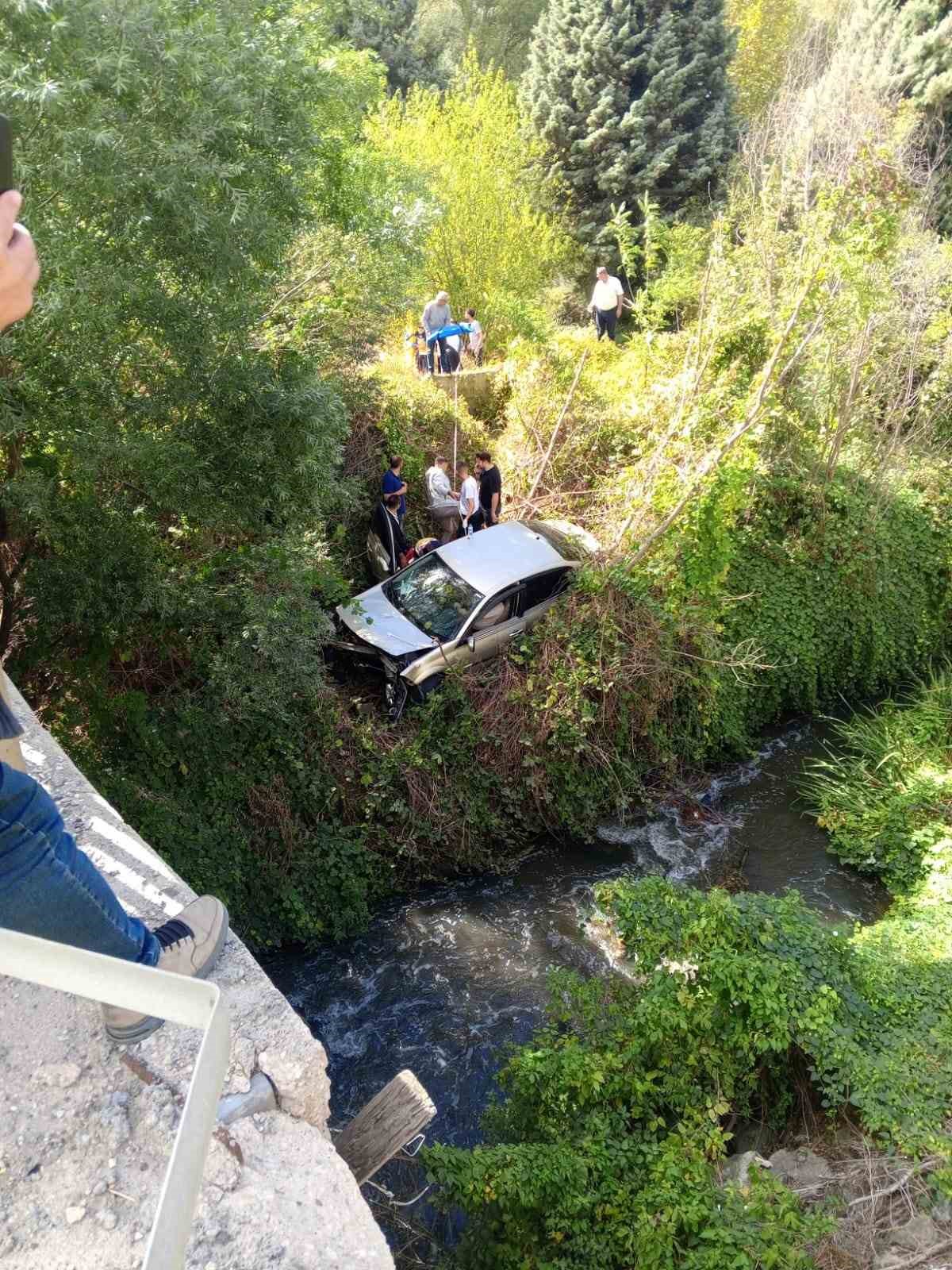 Seyir halindeyken tekerleği çıkan araç şarampole uçtu: 1’i ağır 2 yaralı

