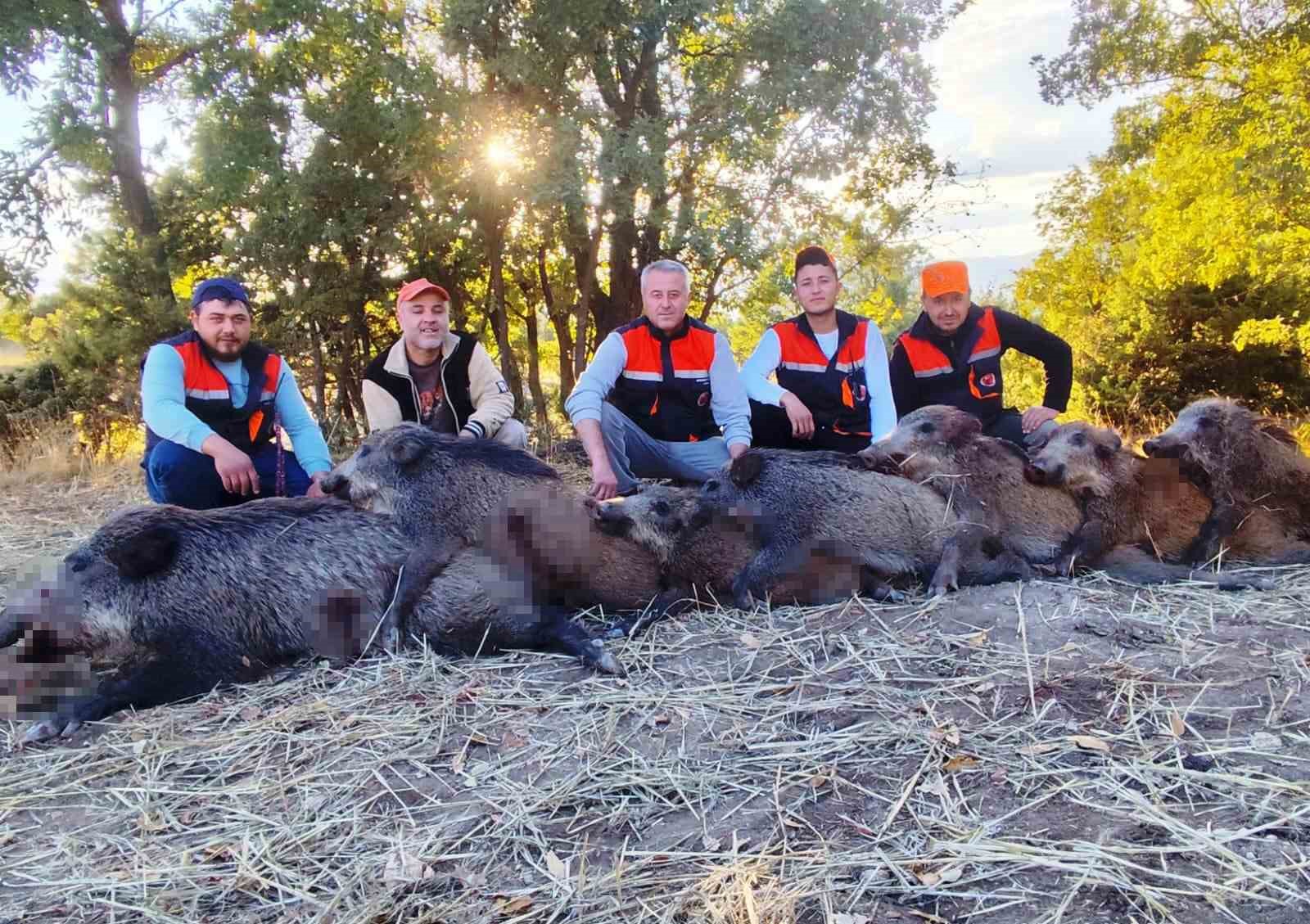 Hisarcıklı avcılar 6 saatte 7 yaban domuzu vurdu