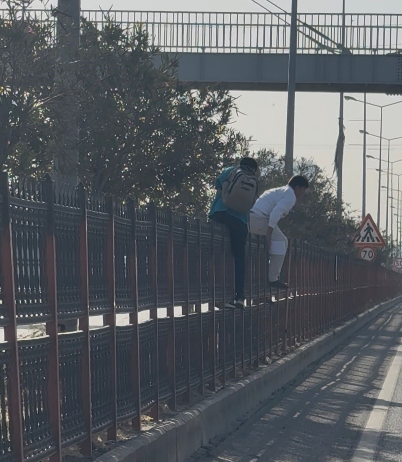 &Ouml;ğrenciler canlarını tehlikeye atıyor
