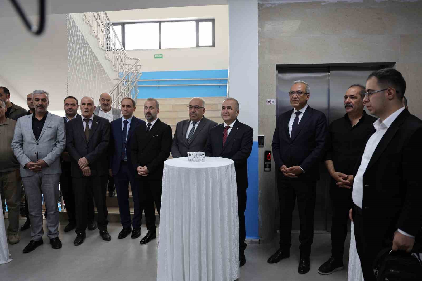 Elazığ Dumlupınar İlkokulu&rsquo;nda k&uuml;t&uuml;phane a&ccedil;ıldı
