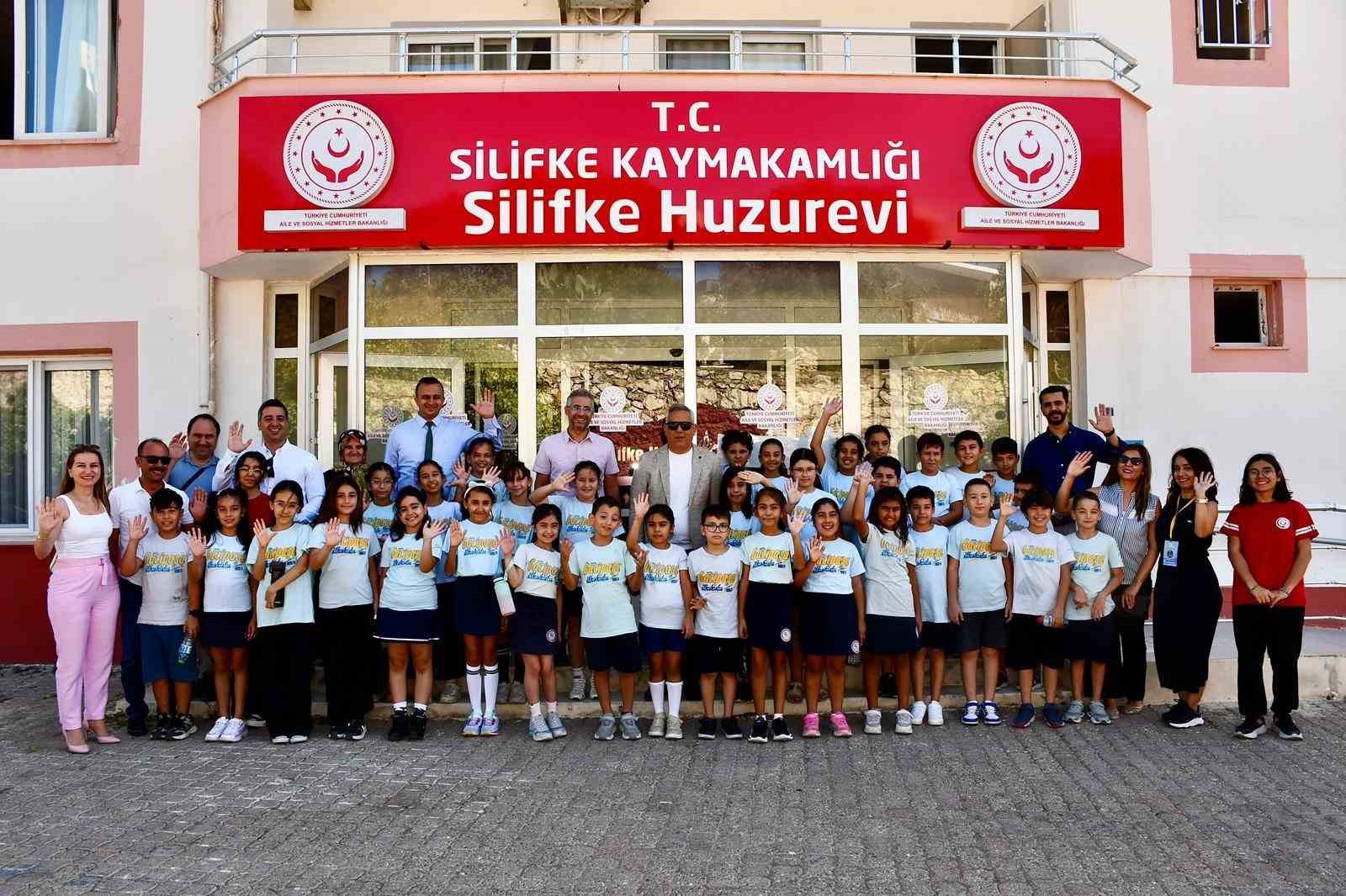 Öğrenciler, huzurevi sakinlerinin gönlüne dokundu