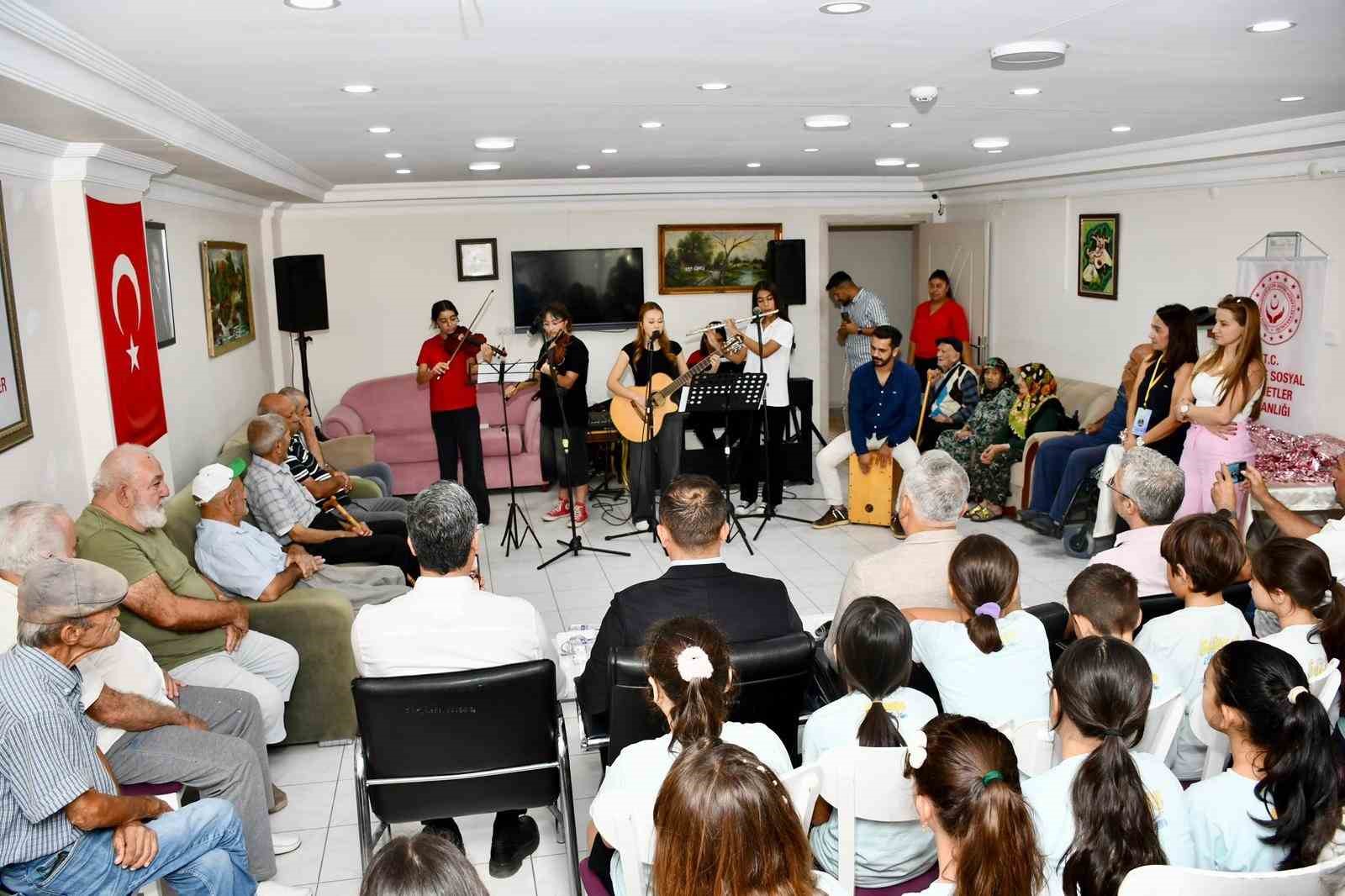 Öğrenciler, huzurevi sakinlerinin gönlüne dokundu