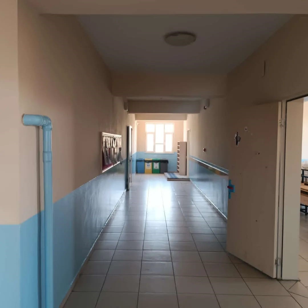 Bitlis’te okullar yükümlülerin elleriyle onarılıp güzelleştiriliyor