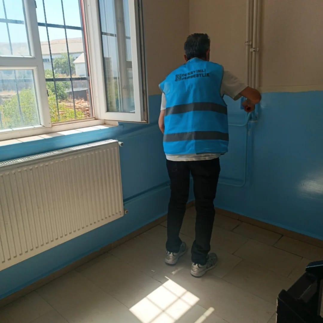 Bitlis&rsquo;te okullar y&uuml;k&uuml;ml&uuml;lerin elleriyle onarılıp g&uuml;zelleştiriliyor
