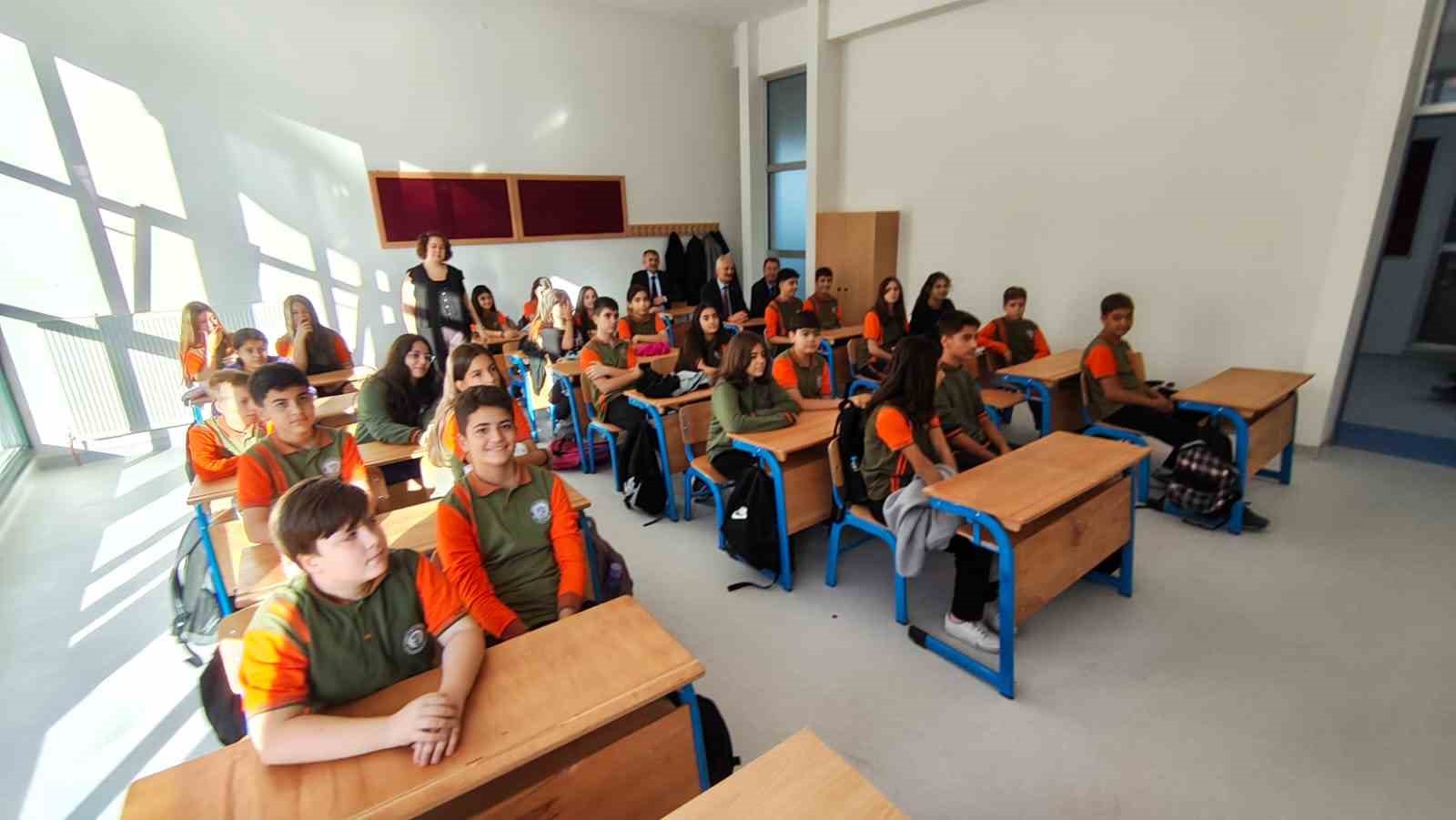 M&uuml;nire Bayer Ortaokulu&rsquo;nda bug&uuml;n ilk ders zili &ccedil;aldı
