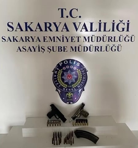 Sokak ortasındaki infazın şüphelilerin yakalanma anı kameraya yansıdı