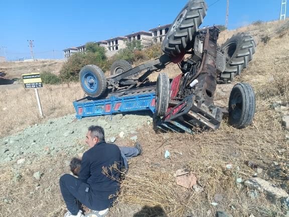 Tokat’ta traktör devrildi: 2 yaralı