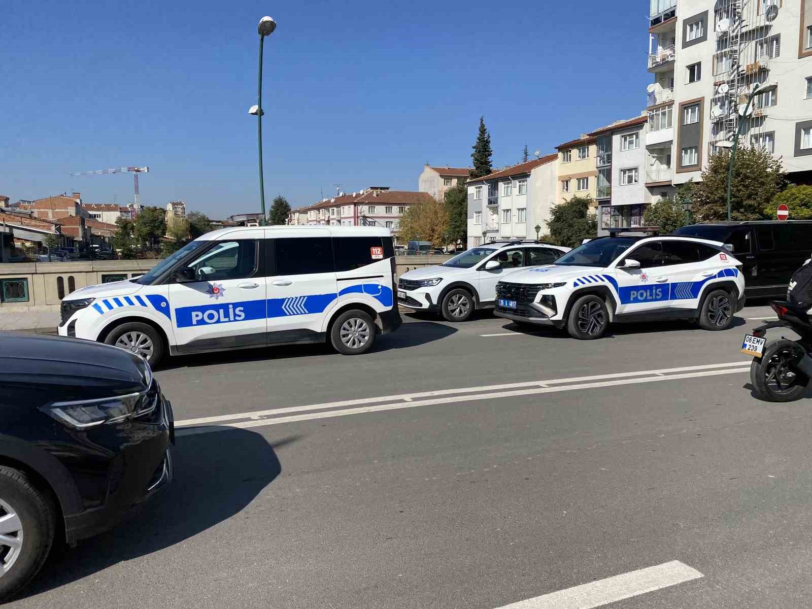 Kız arkadaşı gelince intihardan vazge&ccedil;ti
