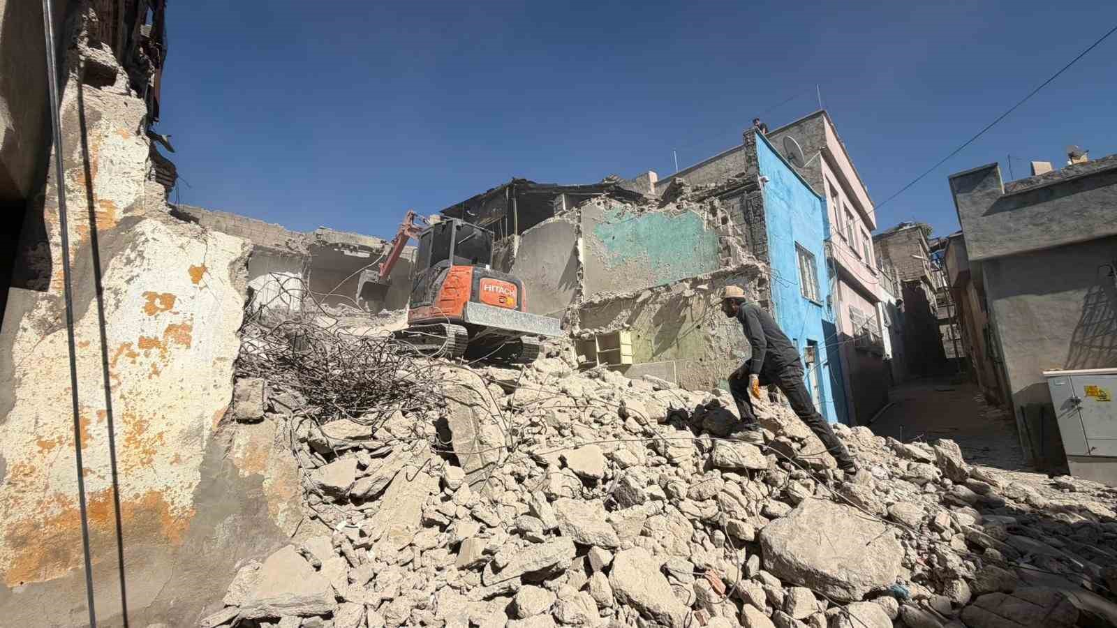 Siirt&rsquo;te metruk bina kontroll&uuml; şekilde yıkıldı
