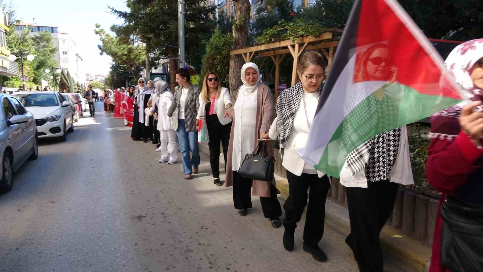 Gazze’de yaşanan zulmün yıl dönümünde sessiz yürüyüşle İsrail protestosu
