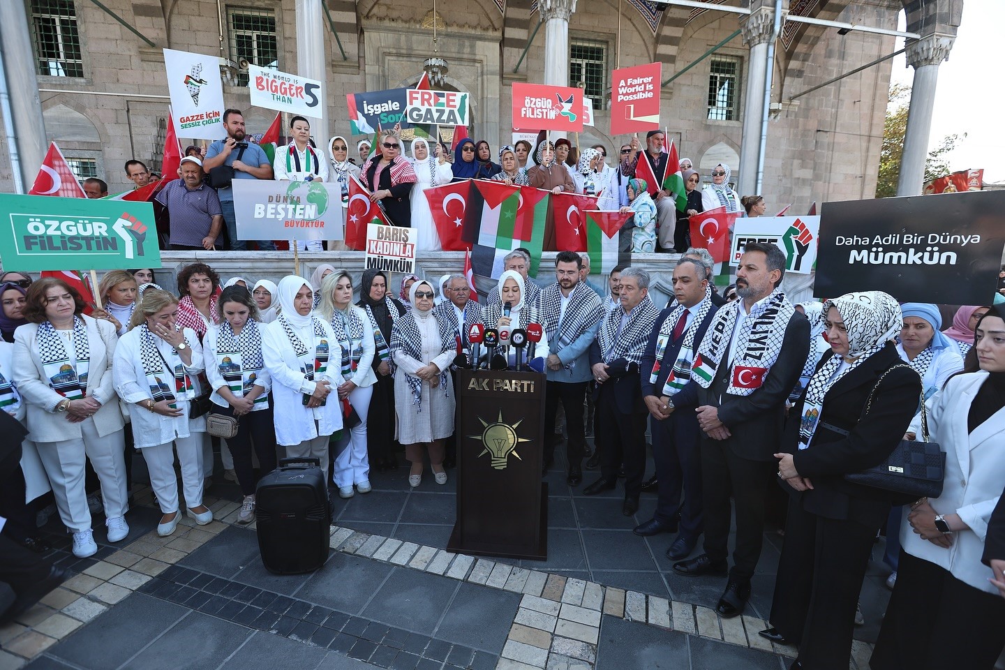 Büyükkılıç, eşi ile birlikte Gazze İçin Sessiz Çığlık Programına katıldı