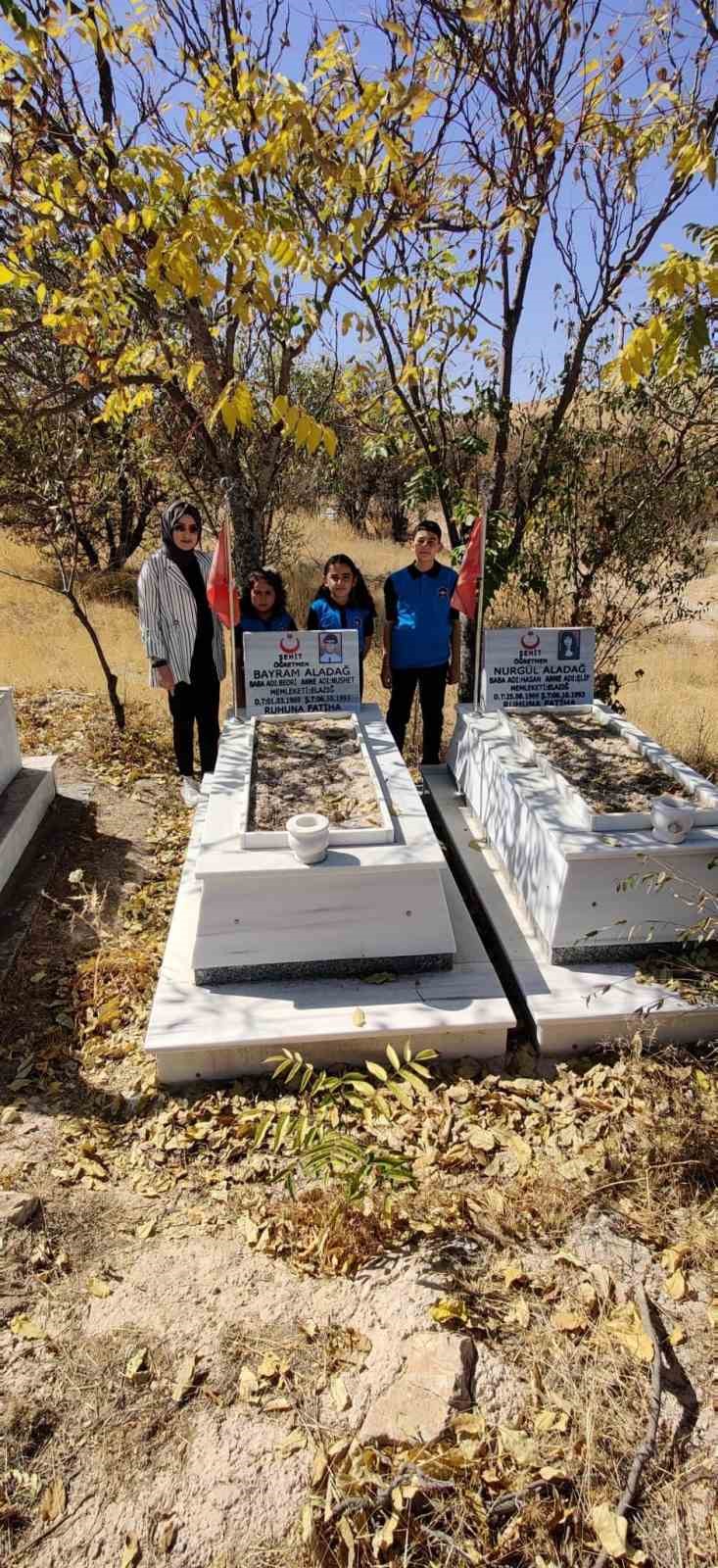 Şehit öğretmenler kabirleri başında anıldı