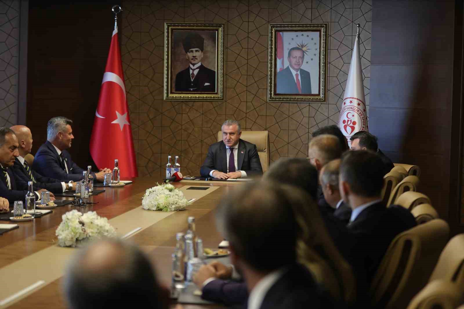 Bakan Bak, Fenerbahçe yönetimini kabul etti
