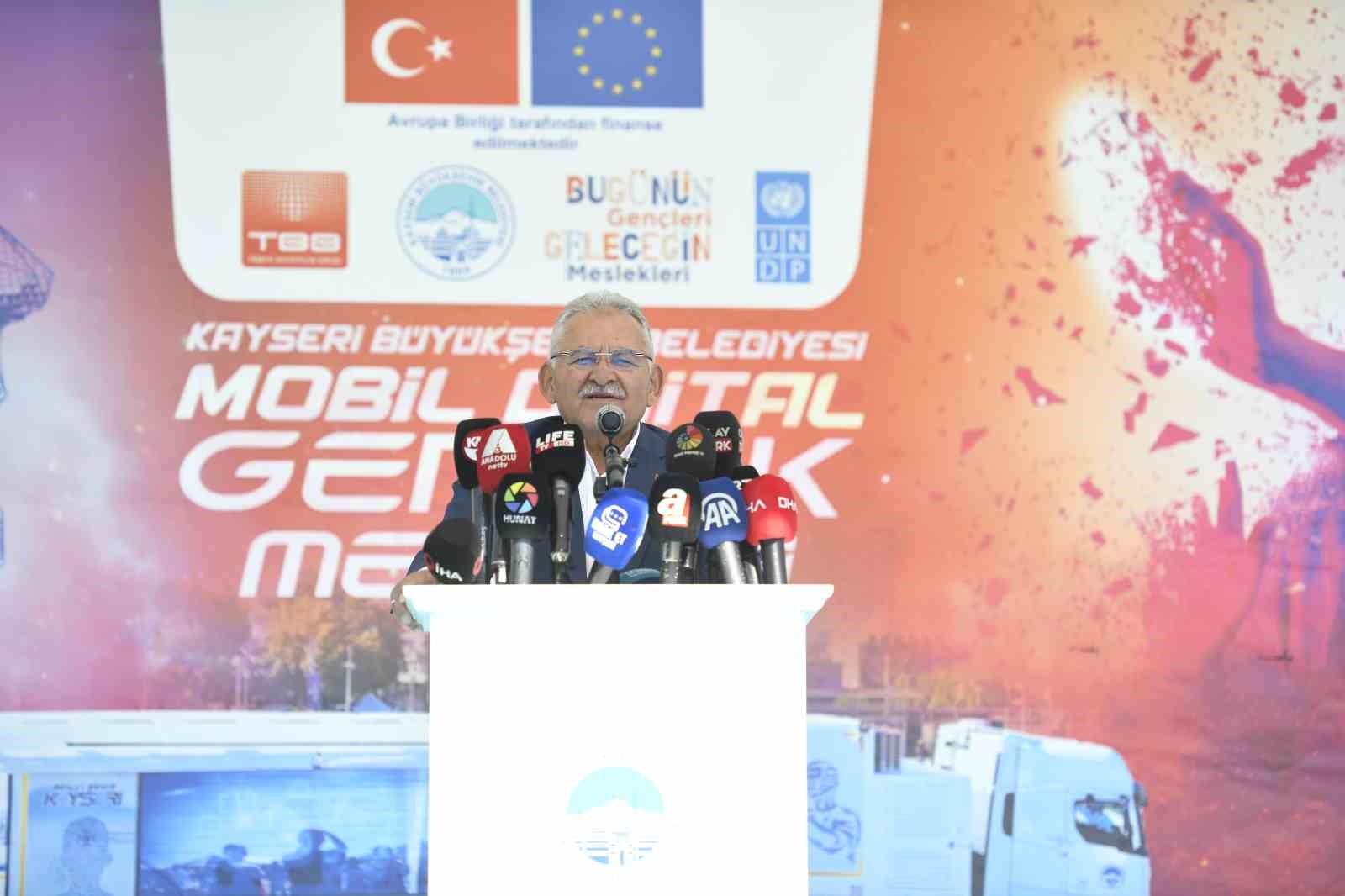 Büyükşehir’in gençlere yönelik büyüleyici Mobil Dijital Gençlik Merkezi açıldı