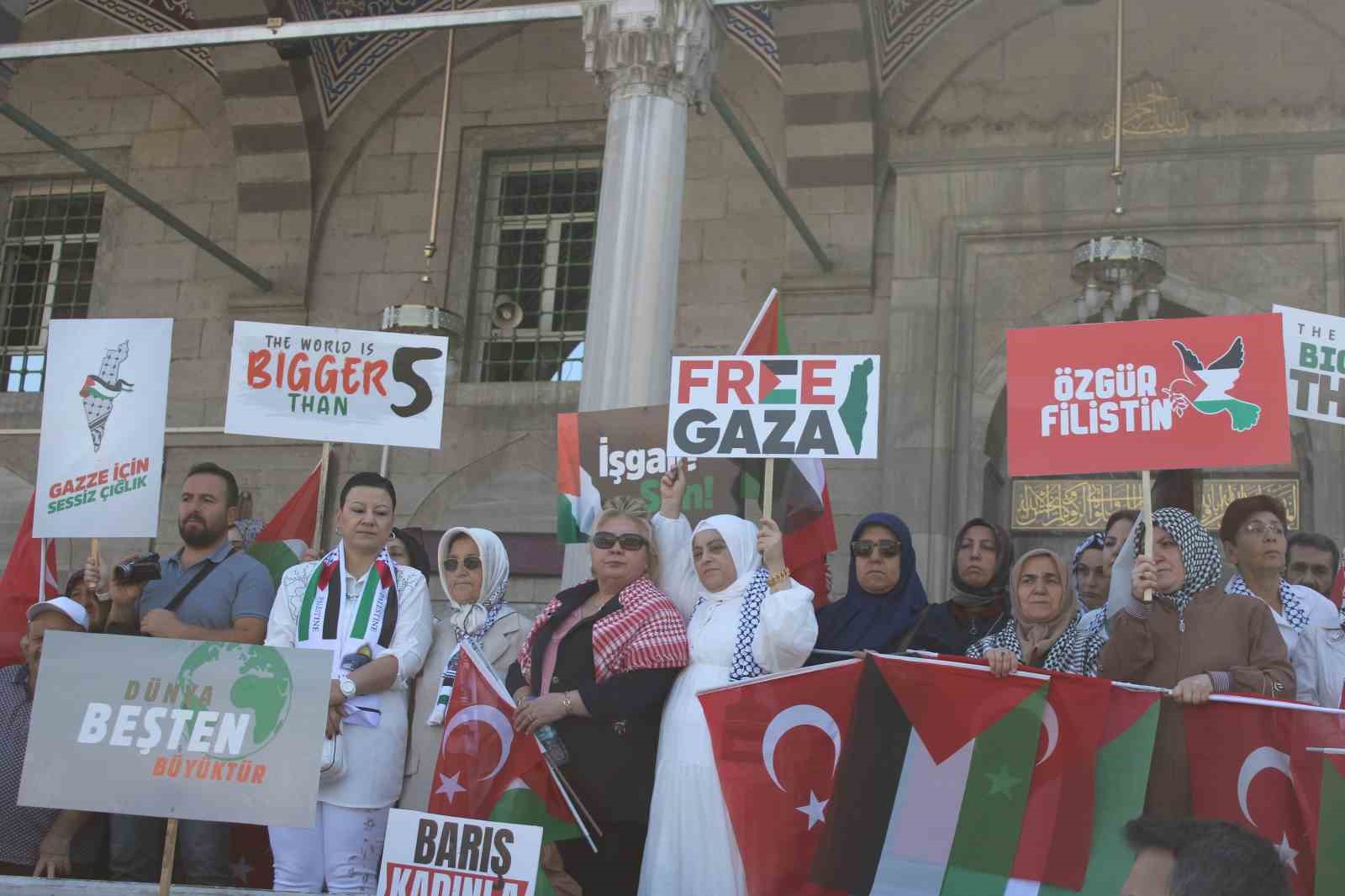 AK Partili kadınlar Gazze i&ccedil;in el ele tutuştu
