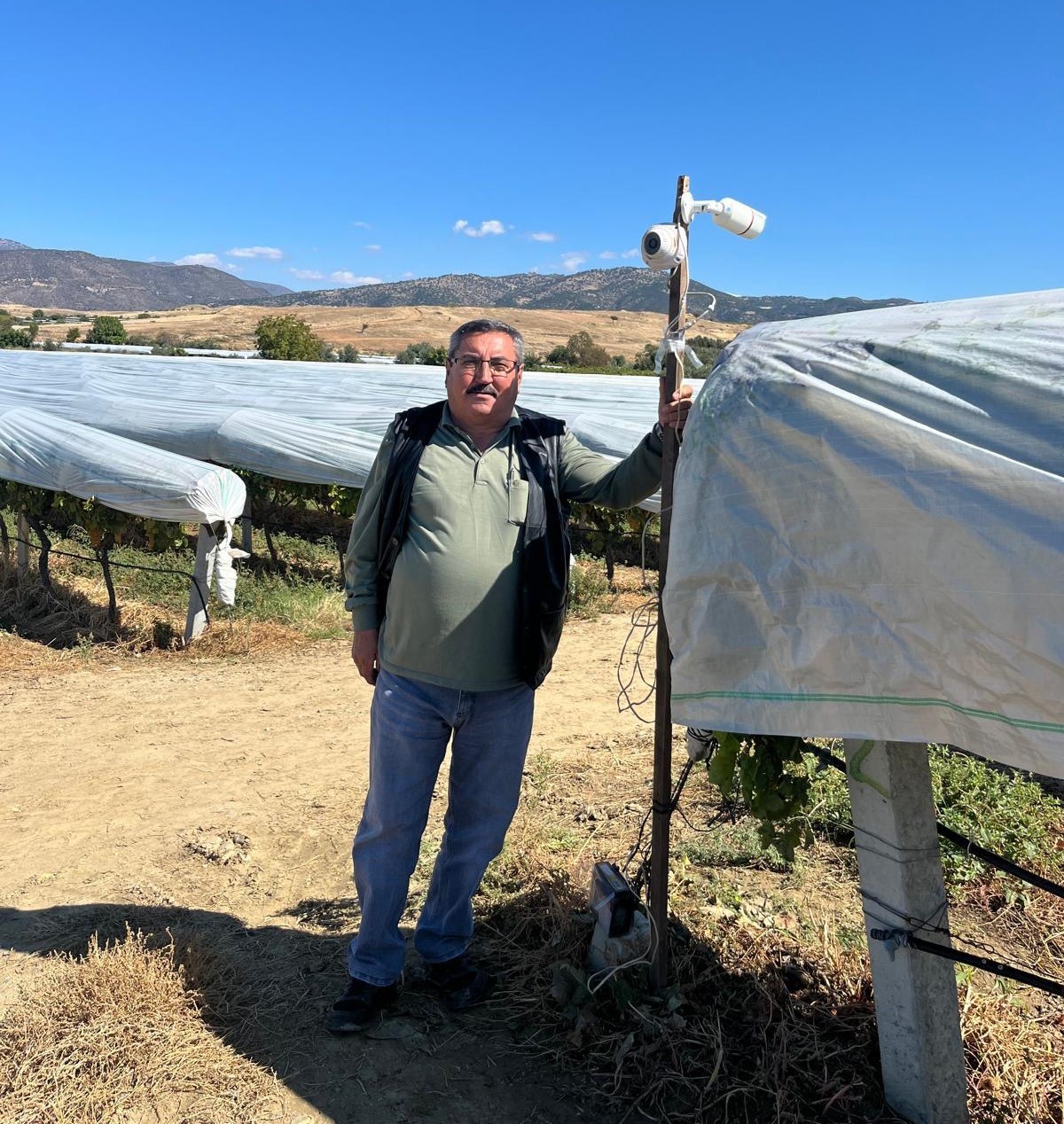 &Uuml;z&uuml;m bağını hırsızlara karşı kamera ile koruyor

