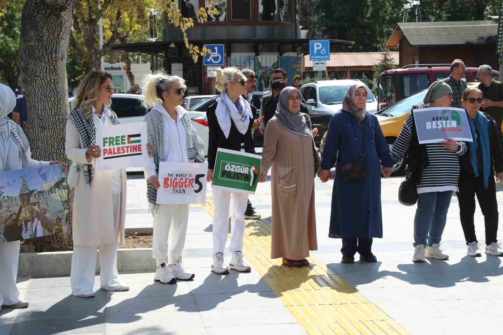 Uşaklı kadınlardan Gazze i&ccedil;in sessiz &ccedil;ığlık
