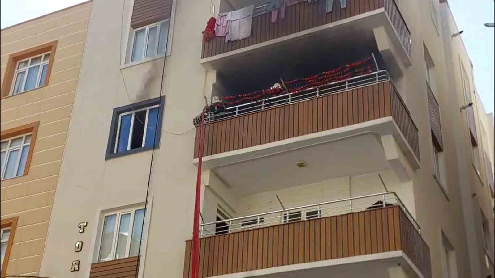 Elektrik kontağı yangına neden oldu: 4 kişi dumandan etkilendi
