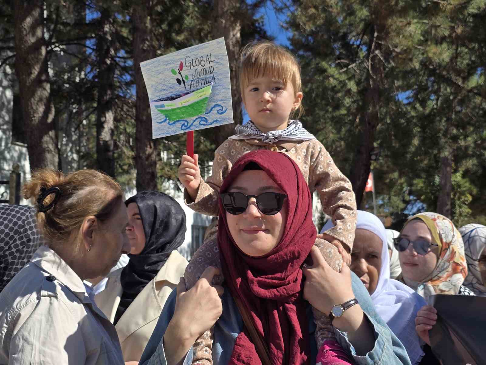 Gazze’de yaşanan zulmün yıl dönümünde sessiz yürüyüşle İsrail protestosu
