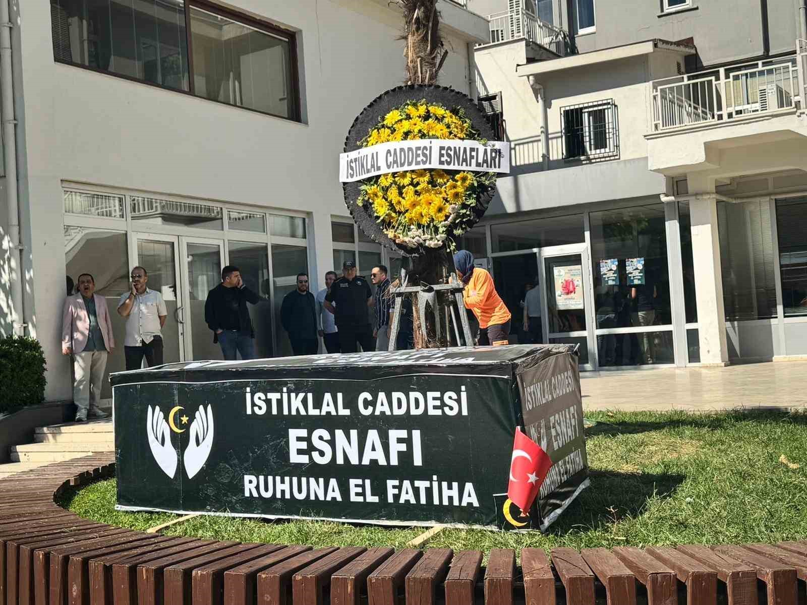 Esnafın tabutu Denizli B&uuml;y&uuml;kşehir Belediyesinin &ouml;n&uuml;ne bırakıldı
