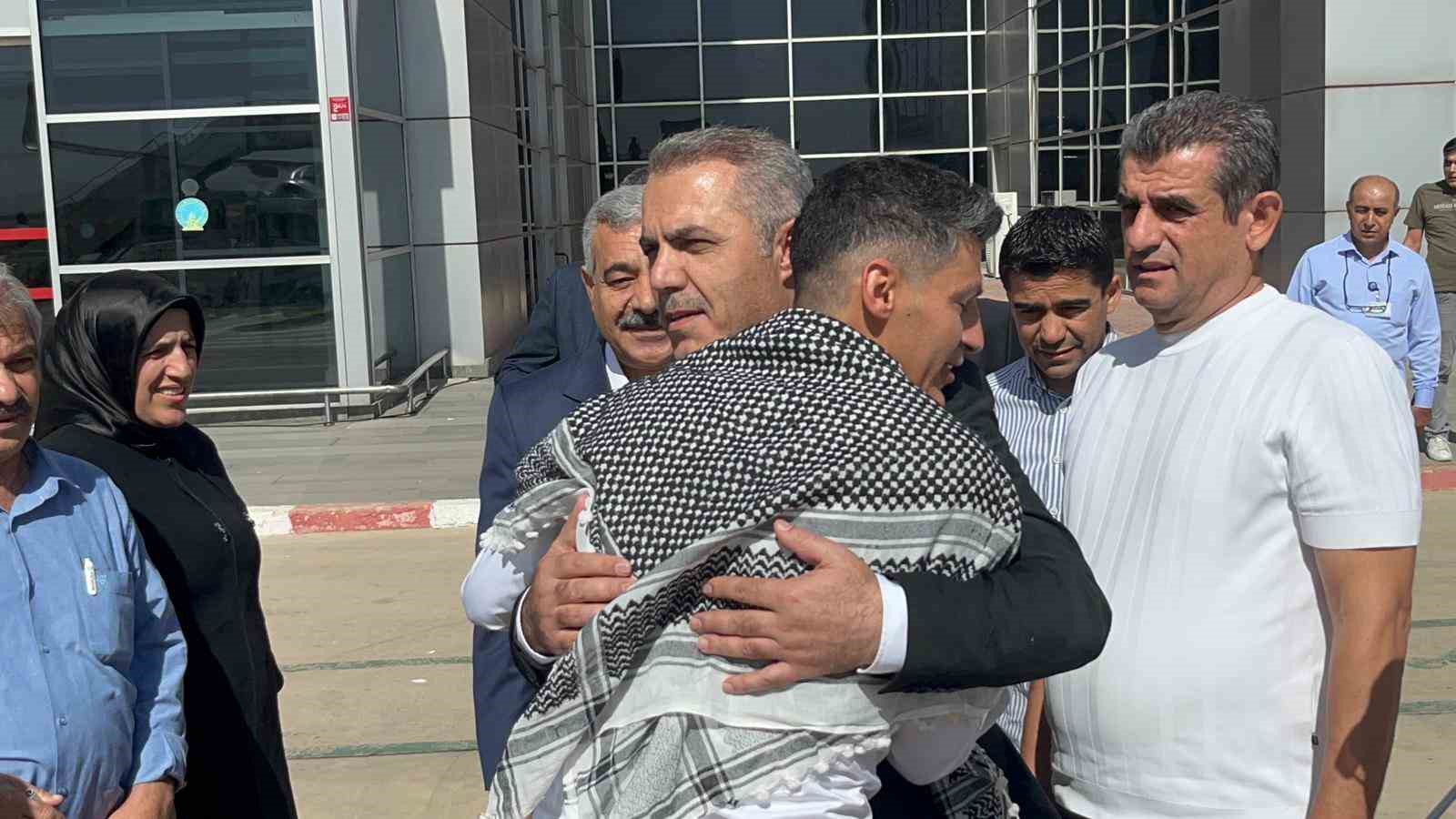 Sumud Filosu&rsquo;na katılan Batmanlı aktivist doktor havaalanında karşılandı
