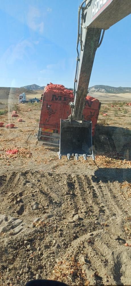 Tonlarca soğan taşıyan tır ıslak arazide toprağa g&ouml;m&uuml;ld&uuml;
