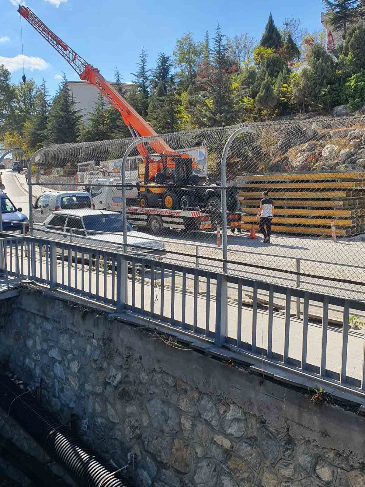 Köprüde arıza yapan kamyonet trafiği felç etti