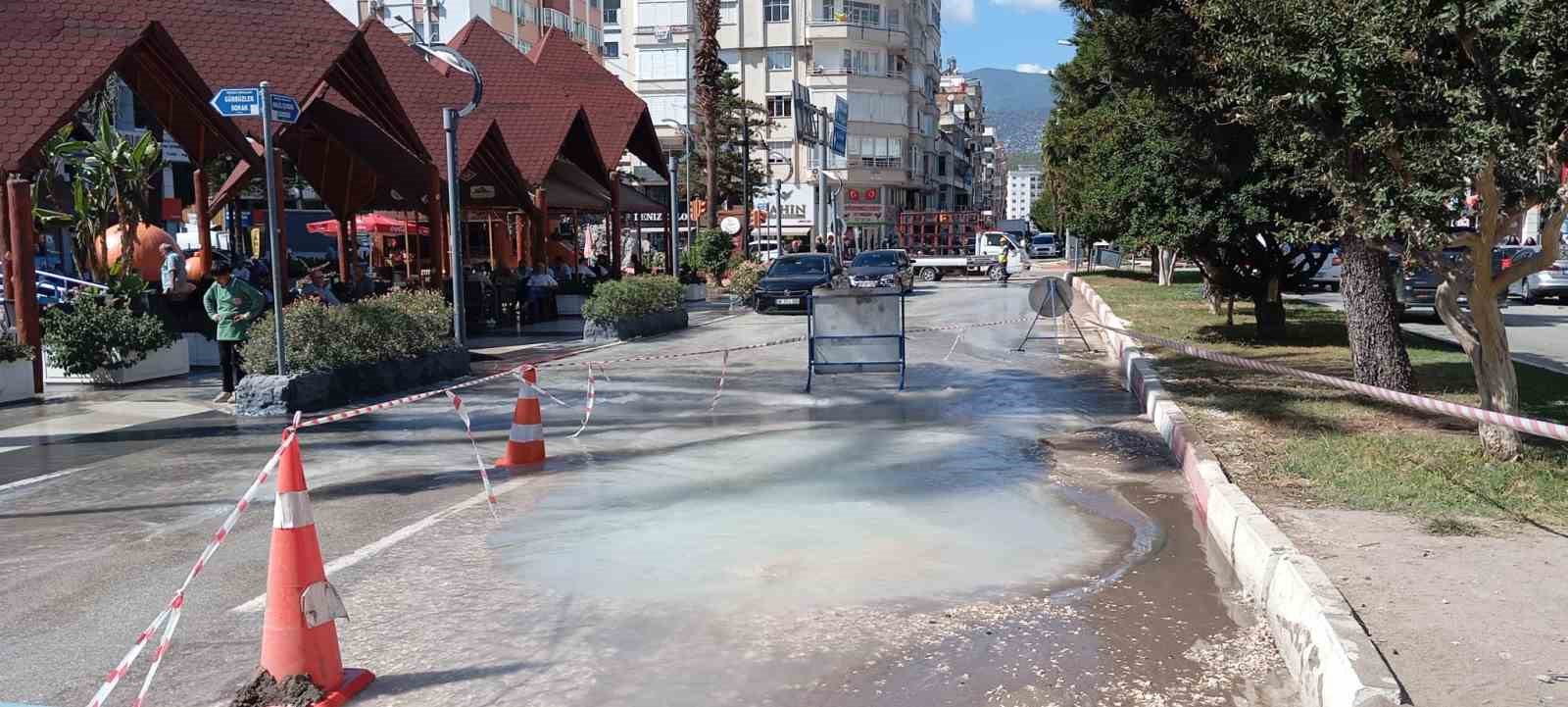 Kumluca’da içme suyu borusu 1 ayda 5 kez patladı