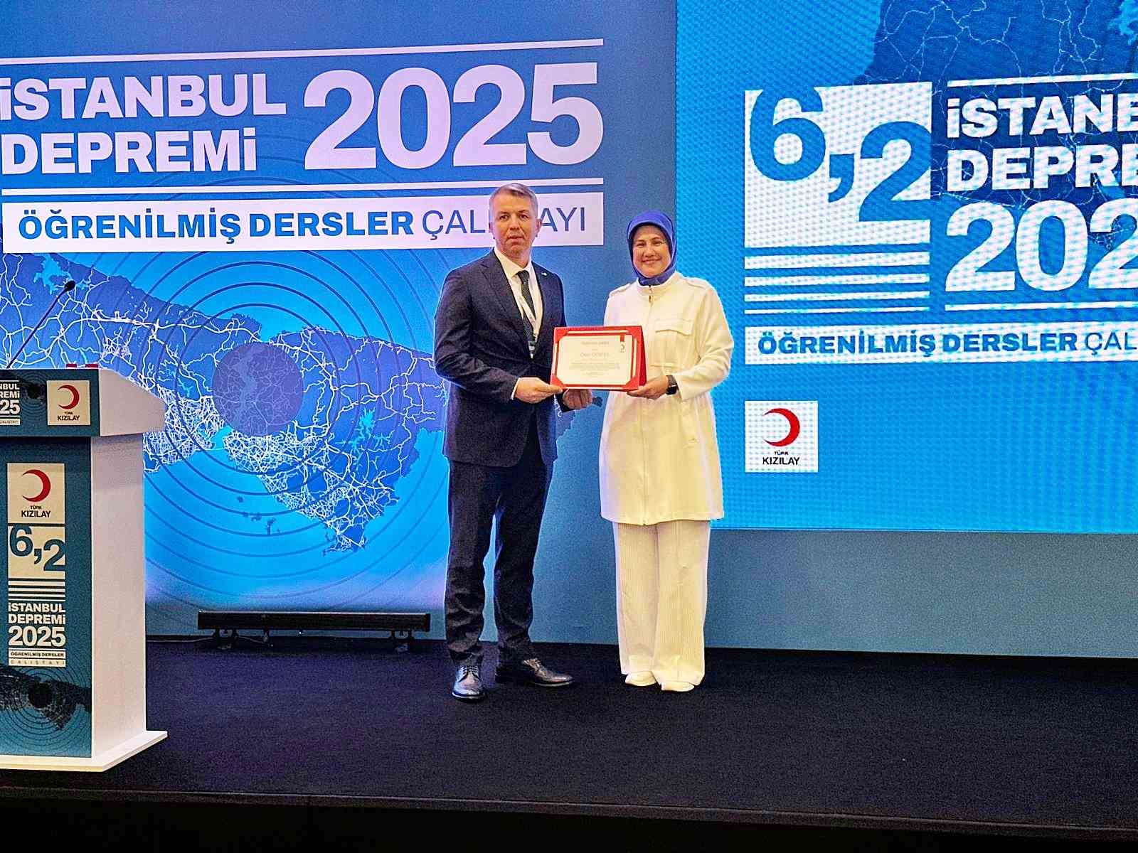 T&uuml;rk Kızılay Manisa İl Başkanı G&uuml;rsel&rsquo;e teşekk&uuml;r belgesi
